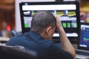 Tiếp tục giảm sâu, VN Index lùi về 1.800 điểm