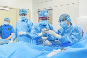 Đặt máy tạo nhịp tim không dây cứu sống bệnh nhân 99 tuổi