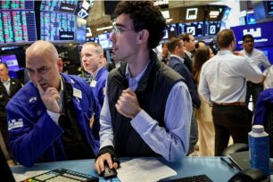 Phố Wall hồi phục mạnh sau tin Iran tiếp xúc bí mật với Mỹ