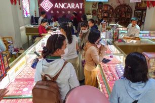 Giá vàng trong nước tăng nhẹ sau khi giảm sâu vào hôm qua