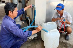 Vĩnh Long vận chuyển 39.800 m³ nước thô cho các nhà máy khi độ mặn trên 2‰