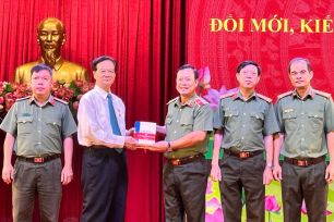 Giới thiệu ấn phẩm "Đổi mới, kiến tạo, hội nhập, phát triển" của đồng chí Nguyễn Tấn Dũng