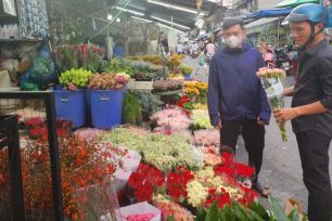 Hoa tươi hút khách trước Ngày Quốc tế Phụ nữ