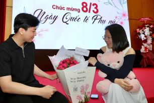 Tặng quà ngày lễ: Niềm vui hay áp lực?