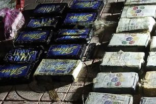 Đi nhặt ve chai, người dân phát hiện 24 bánh nghi ma túy