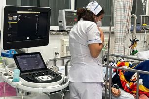 TPHCM: 18 người nhập viện nghi do ngộ độc khí clo