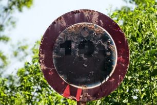 Điều tra thủ phạm bôi đen biển báo để "né" tải trọng ở Gia Lai