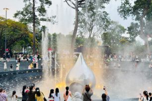 Cuối tuần, người dân háo hức đi xem nhạc nước tại Công viên số 1 Lý Thái Tổ