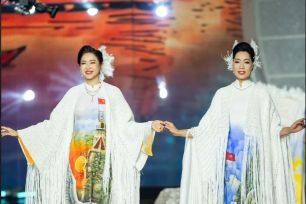 Dệt ký ức quê hương trên tà áo dài