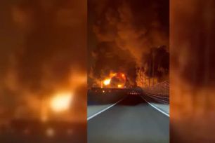 Mỹ, Israel tấn công các kho dầu của Iran