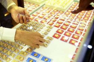 Vàng trong nước giảm 2 triệu đồng một lượng