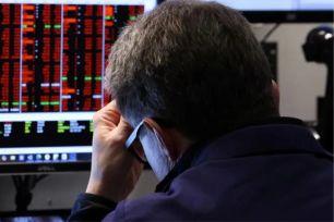 Làn sóng bán tháo khiến VN Index giảm gần 115 điểm