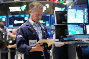 Chứng khoán Mỹ tăng vọt sau khi dầu xuống 90 USD