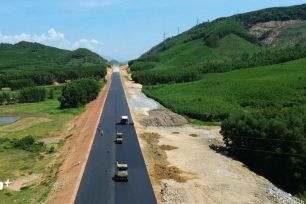 Bộ Xây dựng cảnh báo hàng loạt các dự án giao thông trọng điểm chậm tiến độ