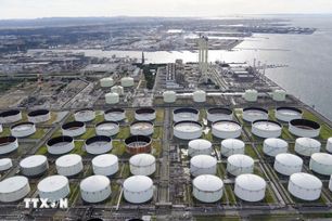 Giá dầu giảm nhẹ khi các nước cân nhắc xả kho dự trữ khẩn cấp