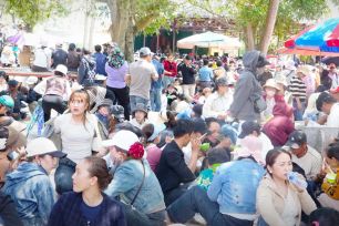 “Biển người” leo núi trẩy hội chùa Ông Núi