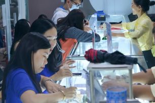 Giá vàng trong nước giảm nhưng cao hơn giá vàng thế giới hơn 23 triệu đồng/lượng