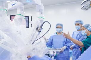 Gần 200 bác sĩ được huấn luyện phẫu thuật có robot hỗ trợ