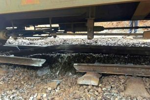 Tàu hàng trật bánh khi lưu thông qua đèo Hải Vân