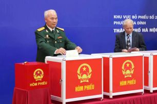 Tổng kiểm tra quy trình bầu cử tại khu vực bỏ phiếu số 2, phường Ba Đình