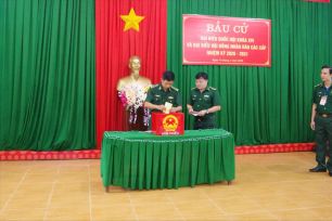 Các đơn vị lực lượng vũ trang bầu cử sớm