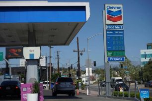 Xung đột leo thang tại Trung Đông: Áp lực đè nặng ngành hóa dầu, tài chính