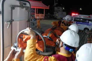 Đưa bệnh nhân nguy kịch từ đảo Cù Lao Chàm về đất liền cấp cứu ngay trong đêm