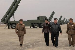 Lãnh đạo Triều Tiên thị sát diễn tập bắn pháo tầm xa