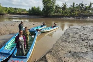 Cử tri ở cực Nam Tổ quốc đi bỏ phiếu bằng vỏ lãi