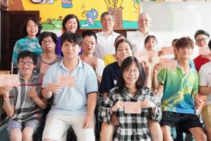 Phó Bí thư Thành ủy TPHCM Nguyễn Phước Lộc thăm, động viên các cử tri đặc biệt