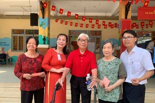 Những đôi tay run run vẫn nâng niu lá phiếu