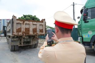 Hà Nội: Xử lý xe tải làm rơi đất thải khiến người đi đường bị ngã