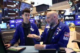 Giá dầu tăng, thị trường tài chính toàn cầu diễn biến trái chiều