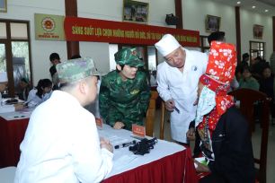 Lực lượng quân y khám, chữa bệnh cho nhân dân biên giới hai nước Việt Nam - Trung Quốc