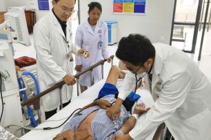 Truyền thuốc trên trực thăng, cứu du khách đột quỵ ở Côn Đảo