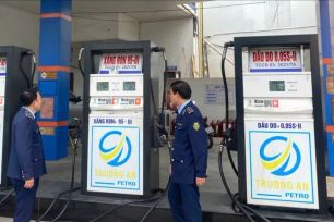 Một doanh nghiệp bị phạt vì bán xăng dầu với giá cao hơn quy định