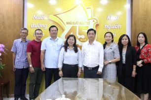 Lãnh đạo Ban Tuyên giáo và Dân vận Thành ủy TPHCM thăm, chúc mừng Nhà xuất bản Trẻ