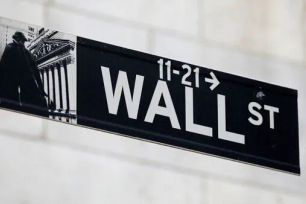 Dầu tăng nóng, Fed không giảm lãi suất, Phố Wall lao đao