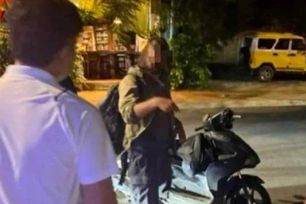  Tạm giữ du khách nước ngoài đâm trọng thương cán bộ công an