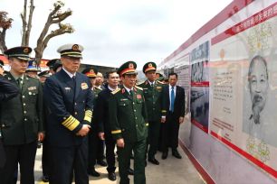 Đại tướng Phan Văn Giang và Thượng tướng Đổng Quân tham quan bia kỷ niệm "Đường Hồ Chí Minh trên biển”
