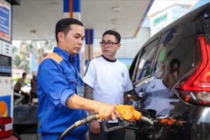 Giá xăng dầu tăng mạnh, có mặt hàng tăng gần 8.000 đồng/lít