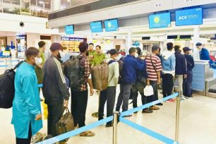 Trục xuất 11 người nước ngoài lưu trú, làm việc trái phép 