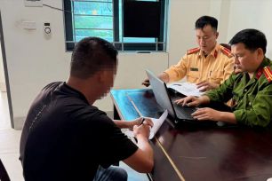 Nghệ An: Xử phạt tài xế xe bán tải dừng, đỗ gây cản trở giao thông