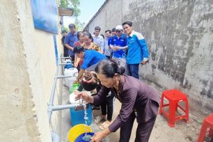 Trao tặng hệ thống lọc nước phèn, mặn vùng ven biển Cần Thơ