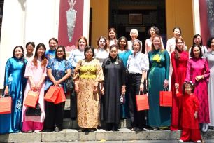 Các nữ Tổng lãnh sự tham quan Bảo tàng Lịch sử và xem múa rối nước