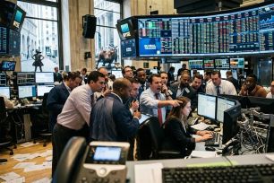 Dầu bật tăng 4%, Phố Wall đảo chiều giảm điểm