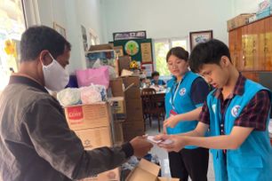 Người đặc biệt hỗ trợ bệnh nhân nghèo