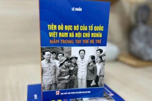 Ra mắt sách khơi dậy khát vọng cống hiến của tuổi trẻ