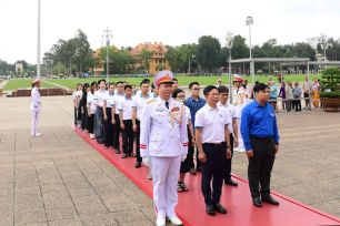 Các gương mặt trẻ Việt Nam tiêu biểu năm 2025 báo công và vào Lăng viếng Bác