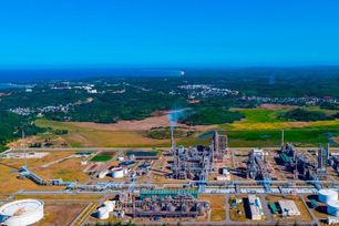 Nhà máy lọc dầu Dung Quất, Nghi Sơn đủ nguyên liệu sản xuất đến hết tháng 4